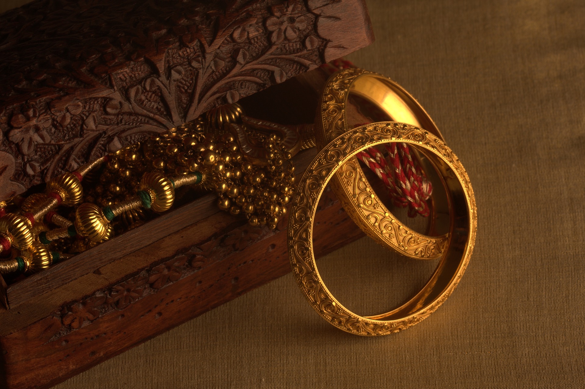 1-KARATOWY BRYLANT I 24-KARATOWE ZŁOTO - O CO CHODZI Z TYMI KARATAMI?